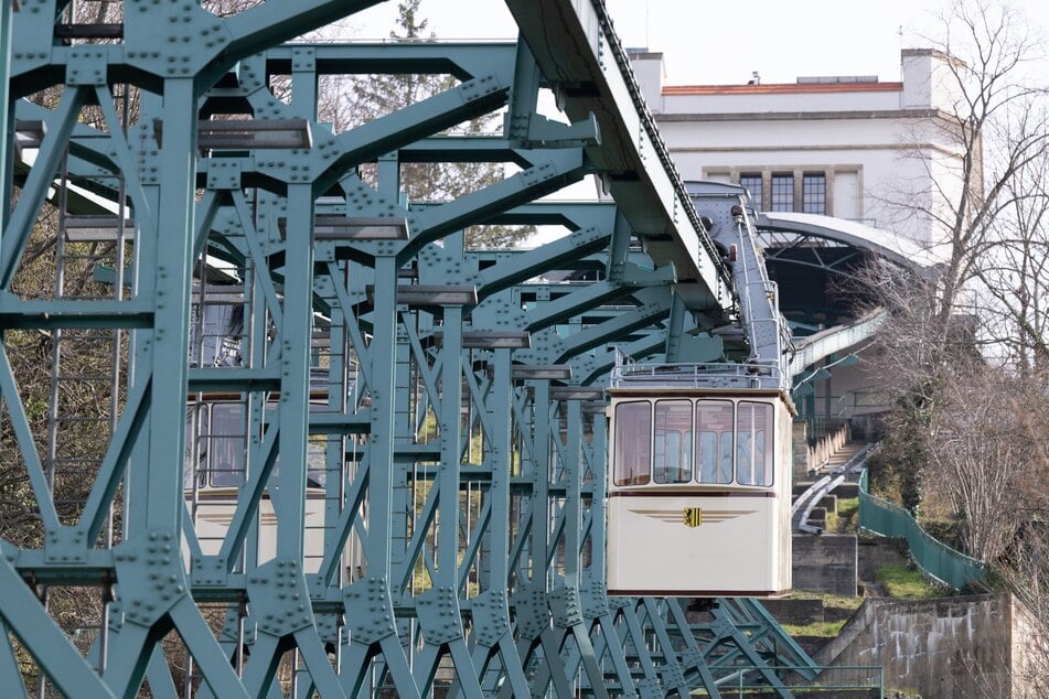 Die Schwebebahn in Dresden fährt wieder. (Archivfoto)