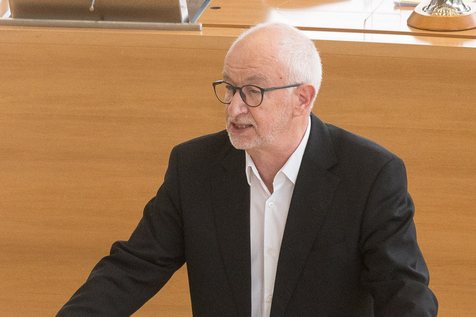 Grünen-Politiker Gerhard Liebscher (67) plädiert dafür, mehr Güter über die Schiene zu transportieren.