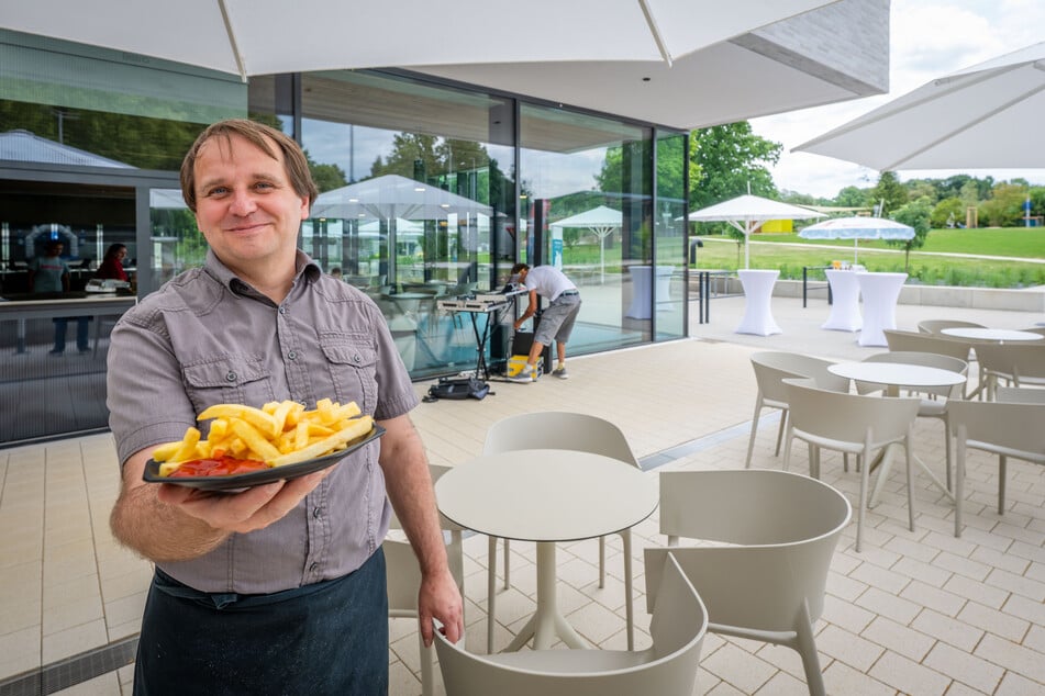 Bistro-Mitarbeiter Eric Pohlers (44) mit einer Portion Pommes. Diese kostet 4,80 Euro.