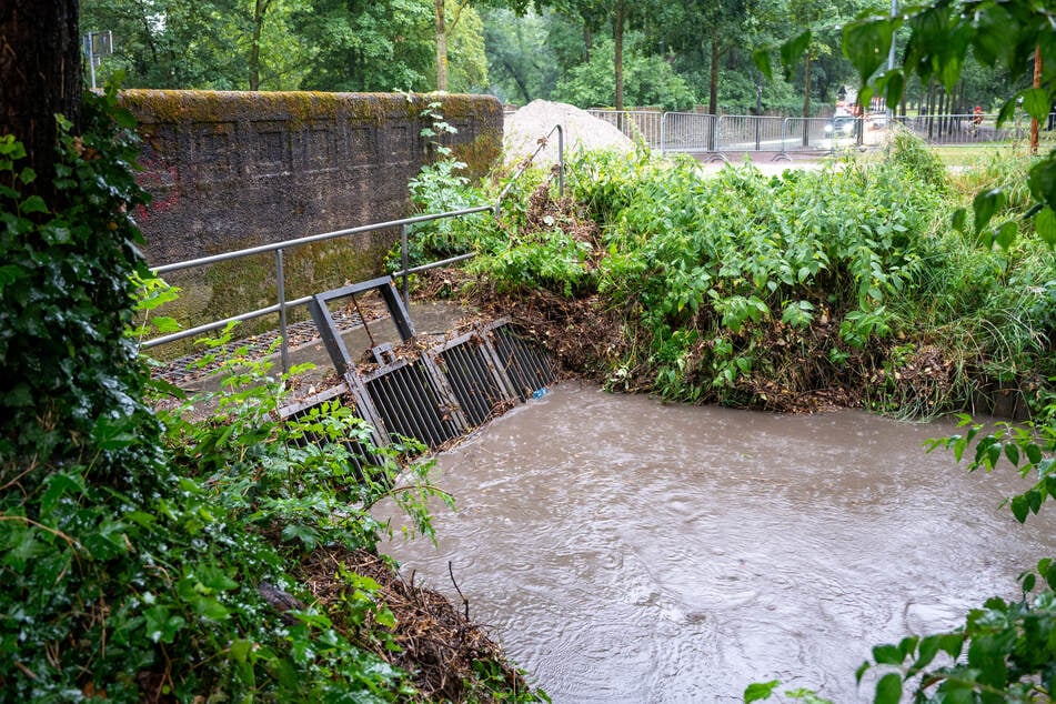Der Wassergraben entlang der Asbachstraße füllte sich rasant.