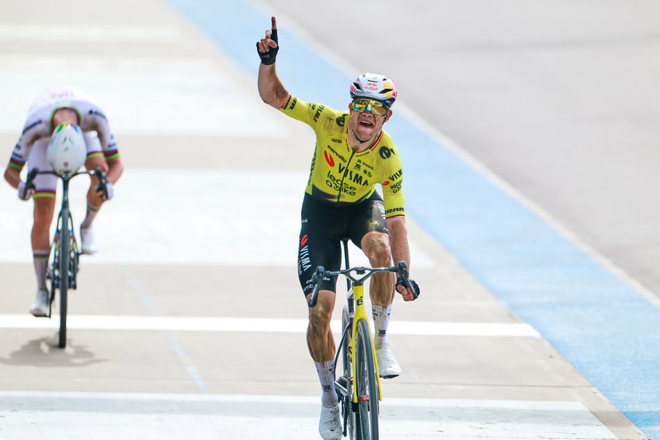 Im April gewann der Belgier Wout van Aert (31, r.) das Radrennen Paris-Roubaix und schlug damit selbst Superstar Tadej Pogačar (27, l.).
