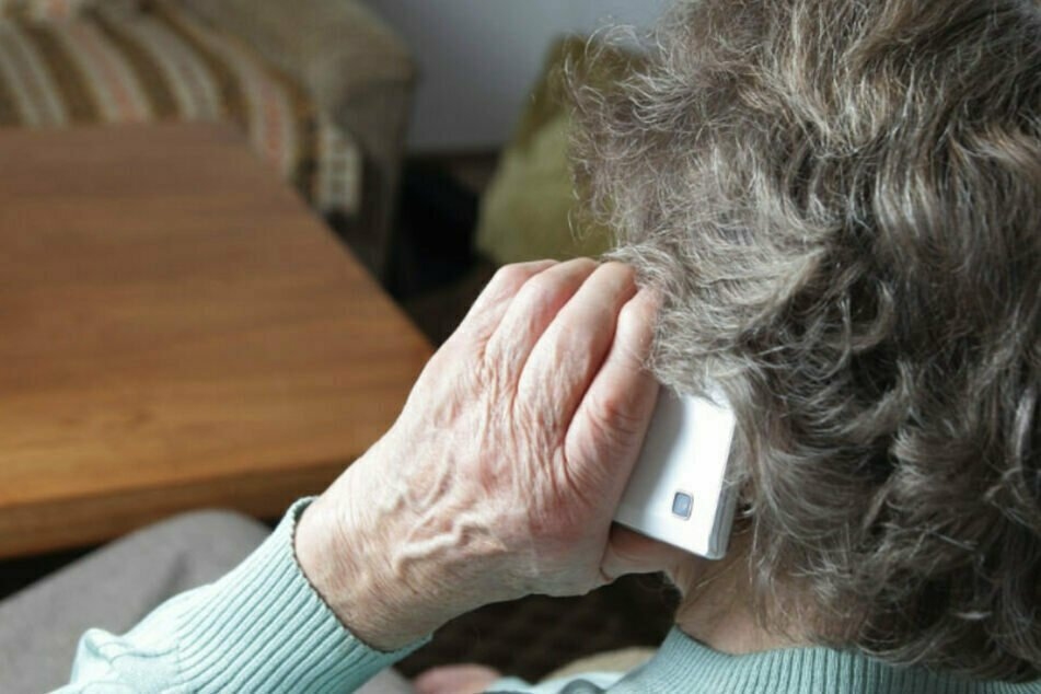 Eine ältere Dame ist in der Nacht auf Dienstag Opfer von falschen Polizeibeamten geworden. (Symbolbild)