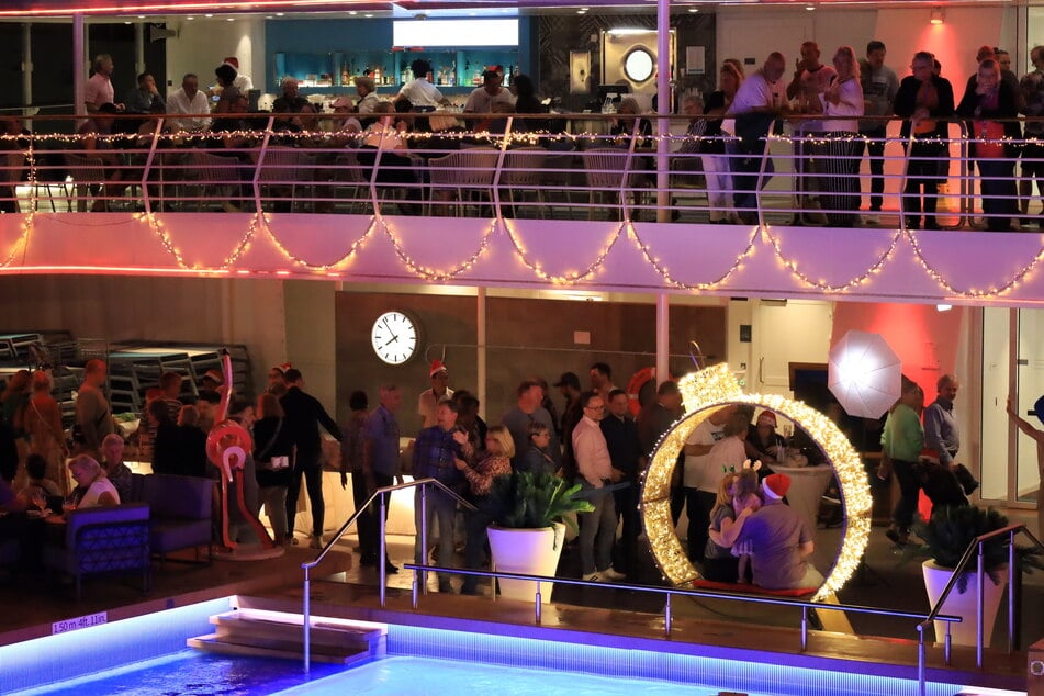 Beliebtes Fotomotiv für Seefahrer, die zu den Festtagen aus der Heimat flüchten: Auf dem Pooldeck lädt eine illuminierte Christbaumkugel zu Schnappschüssen ein.