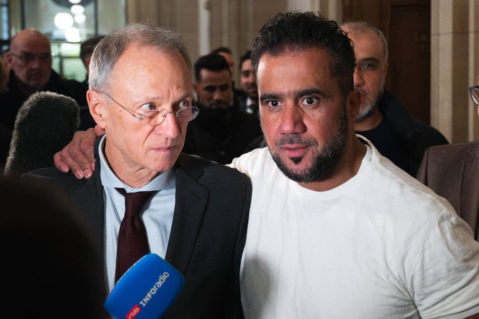 Arafat Abou-Chaker (49, r.), hier mit seinem Anwalt Hansgeorg Birkhoff, ist vom Gericht zu einer Geldstrafe von 81.000 Euro verdonnert worden. (Archivfoto)