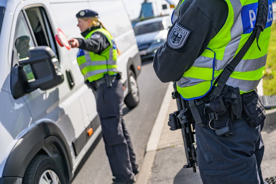 An den Grenzen zu Tschechien und Polen werden die Kontrollen ausgeweitet. (Symbolfoto)