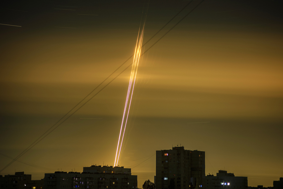 Russische Raketen, die von der russischen Region Belgorod aus auf die Ukraine abgefeuert wurden, sind in der Morgendämmerung in Charkiw zu sehen.