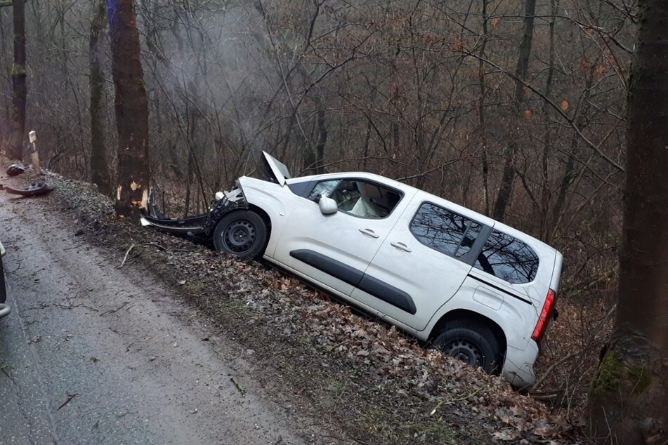 Gegen 7.45 Uhr krachte eine Opel-Fahrerin (25) auf der Reinsdorfer Straße in Zwickau gegen einen Bam. Das Auto musste abgeschleppt werden.