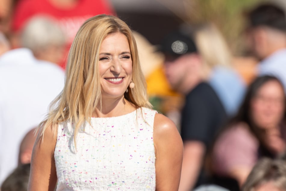 Stefanie Hertel (46) übernahm die Moderation von "Immer wieder sonntags". Unterstützt wurde sie dabei von Uta Bresan (60).