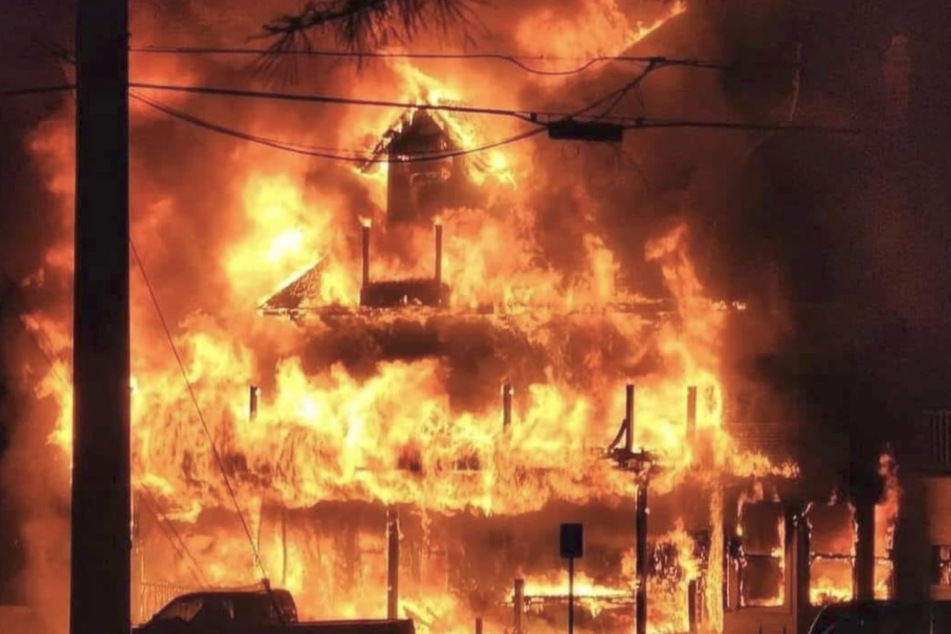 Das Gebäude brannte so stark, dass für die Kameraden der Feuerwehr nicht mehr viel zu retten war.