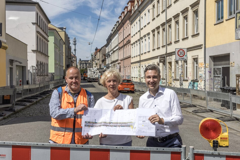 Simone Prüfer (59, M.) und Lutz Schulze (55, l.) vom Straßen- und Tiefbauamt sowie Baubürgermeister Stephan Kühn (44, r.) präsentieren die Sanierungspläne.