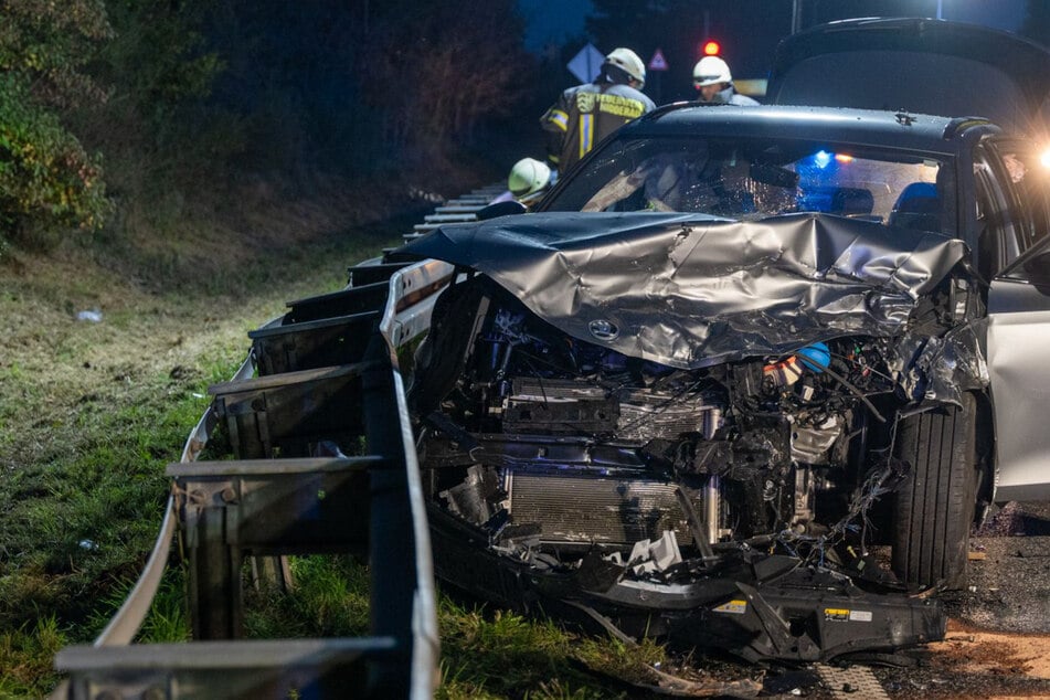 Der Skoda krachte nach dem Zusammenstoß mit dem Mazda in die Leitplanke.