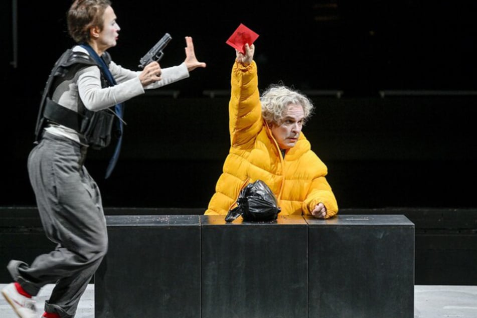 Eine überengagierte Polizistin (Karina Plachetka) torpediert die Bagger-Such-Pläne des fünfjährigen Alfi (Hans-Werner Leupelt).