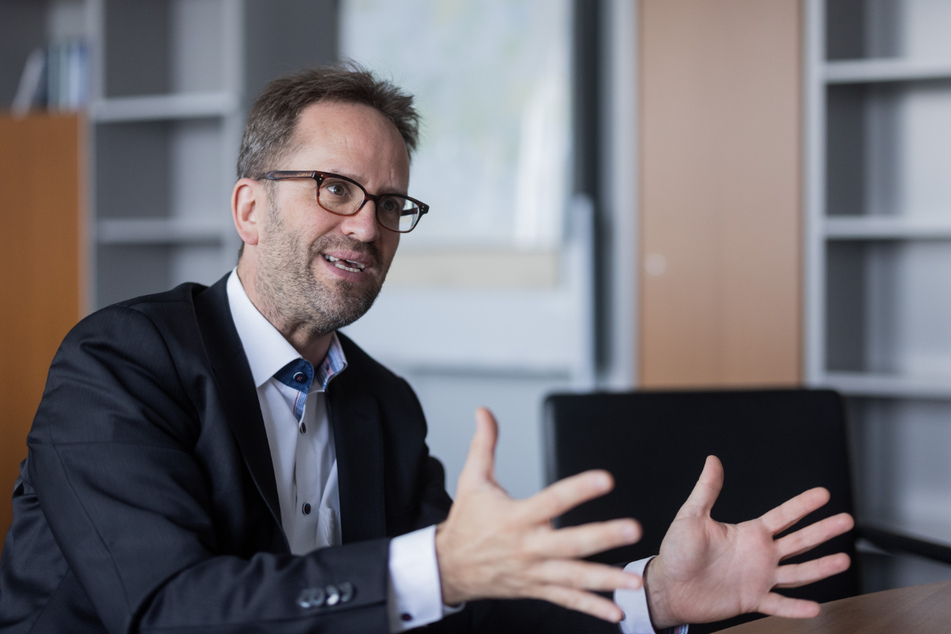 Bundesnetzagentur-Präsident Klaus Müller (51) hat der Post "qualitative Defizite" bescheinigt.