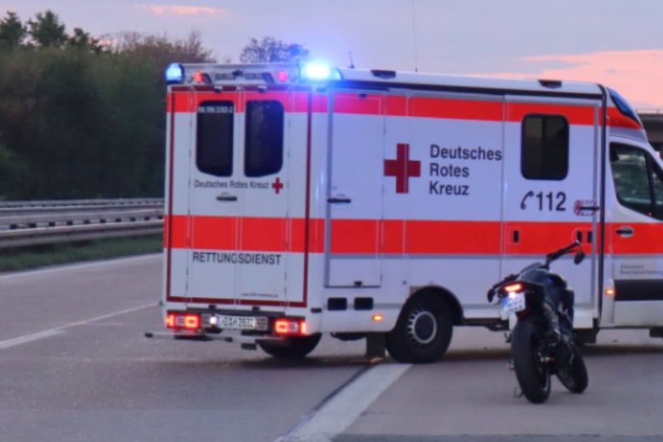 Über Bodenwelle gefahren und gestürzt: Autobahn nach Motorradunfall dicht