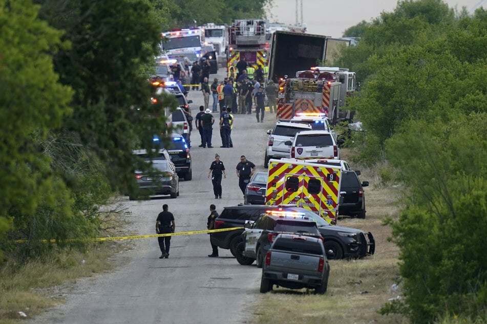 Schock-Fund in Lastwagen! 50 tote Menschen entdeckt