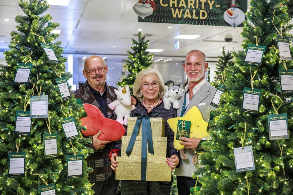 Im Galeria-Kaufhaus warten Kaufhaus-Chef Michael Zielke (55, r.), Charity-Lady Ursula Herrmann (81) und Prof. Michael Albrecht (74) auf Spender.