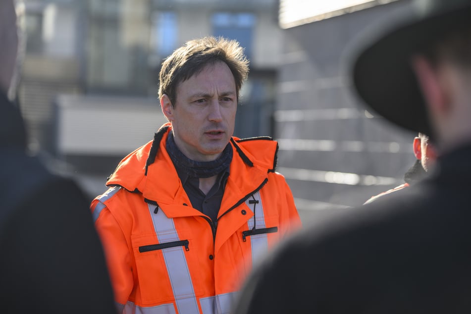 Tiefbauamts-Chef Thomas Blankenhagel (47) erklärt, dass durch den kalten Winter mehr Straßenschäden entstanden sind.