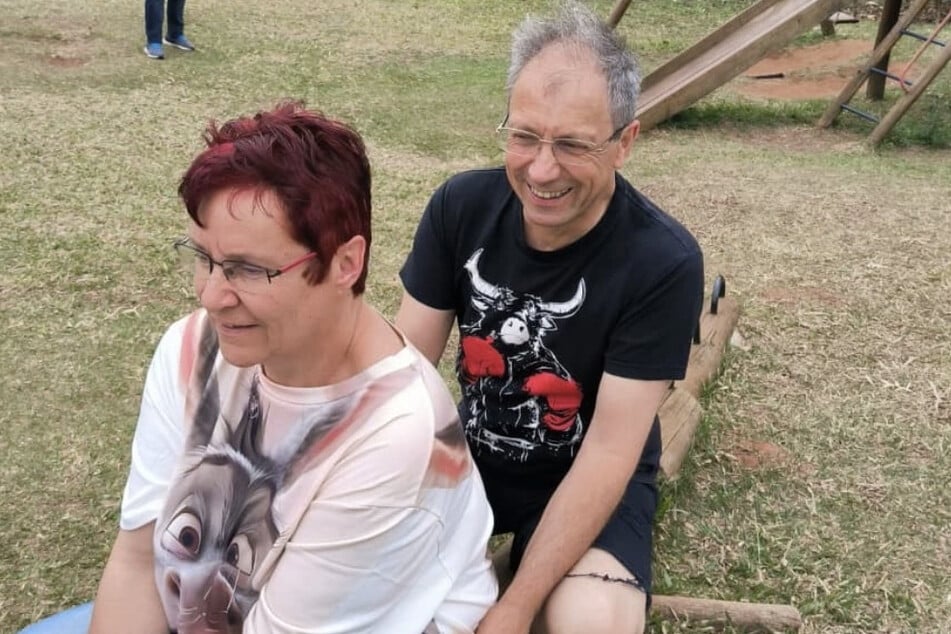 Después de un día lleno de acontecimientos, la pareja lo terminó en un columpio.