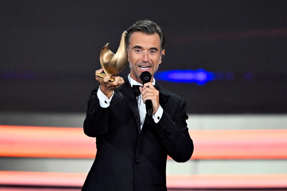 Im September war Silbereisen in Leipzig, wo er die Goldene Henne moderierte.