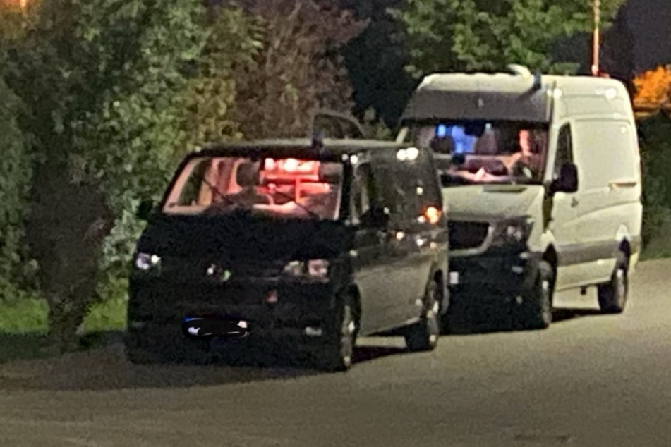 Ein Blick auf die Wagen der Einsatzkräfte.