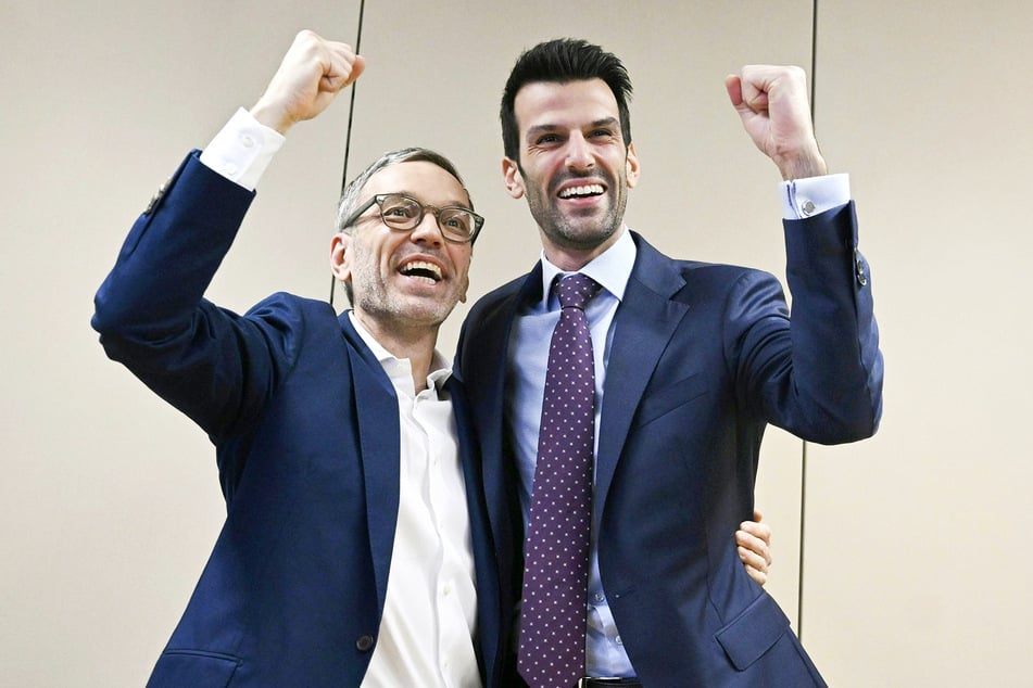 Herbert Kickl (54, l.), Bundesparteichef der FPÖ, und Udo Landbauer (36), Spitzenkandidat der FPÖ Niederösterreich, freuen sich über das Ergebnis.