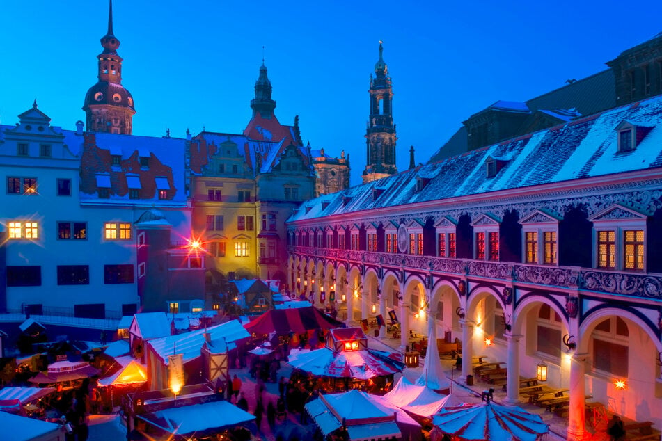 Das Residenzschloss schafft eine magische Atmosphäre für den Mittelalter-Weihnachtsmarkt.