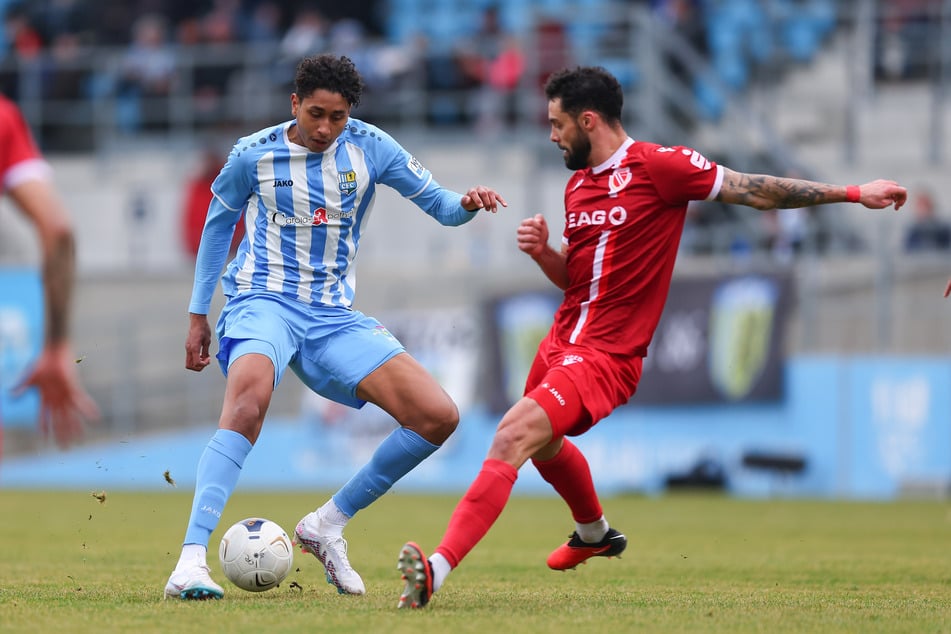 Joshua Putze (30, r., hier gegen den damaligen CFC-Spieler Leon Ampadu, 24) trägt ab sofort das FSV-Trikot. Zuletzt war er für Energie Cottbus aktiv.