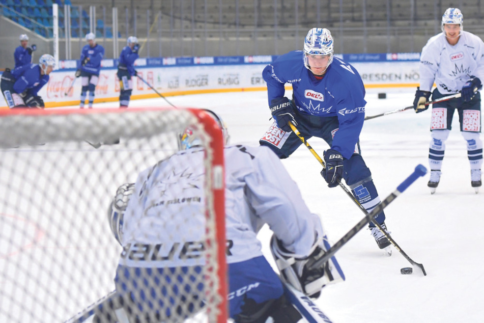 Harte zwei Wochen liegen hinter den Eislöwen. Hier prüft Adam Kiedewicz (21) seinen Torwart Kristian Hufsky (22).