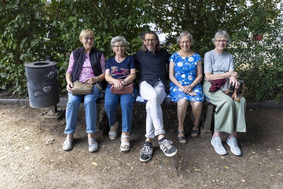 Stadtbezirksamtsleiter Christian Barth (53) umringt von den Nachbarn Christa (79), Regina (86), Manina (72) und Marie-Louise (73, v.l.).