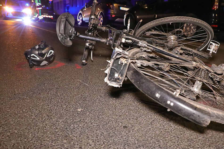 Radfahrer stößt mit Smart zusammen: 41-Jähriger bewusstlos und schwer verletzt