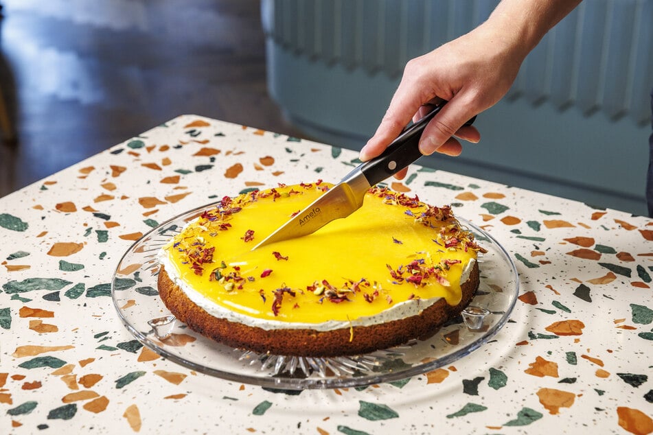 Torte mit Mangospiegel: Kaum gebacken, schon angeschnitten.