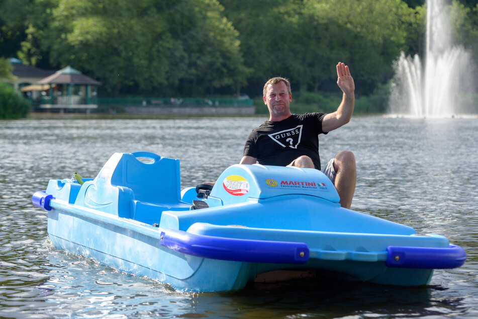 Falko Hirsch (47) testete eines der neuen Tretboote bei einer Proberunde auf dem Schlossteich.