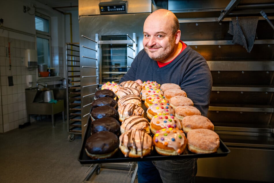 Bäckermeister und Chef in dritter Generation: Stefan Richter (51) präsentiert seine Pfannkuchen.