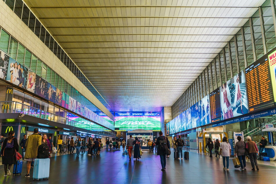 Im Roma Termini ist die berühmte Mosaikwand "Die Reise" zu sehen.