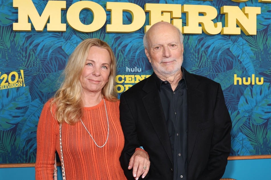 James Burrows im März 2025 mit seiner Ehefrau Debbie Easton.