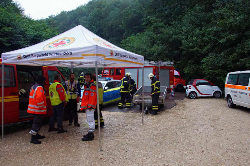 Einsatzkräfte der Bergwacht und Feuerwehrleute sind an der Falkensteiner Höhle im Einsatz.