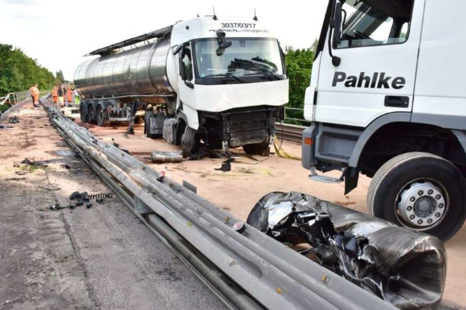 Um das ausgelaufene Diesel von der Fahrbahn zu entfernen, bleibt die A59 vorerst gesperrt.