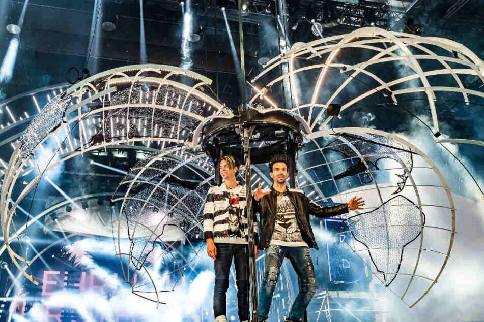 In einer riesigen Weltkugel erscheinen Andreas und Chris zu Beginn der Show.