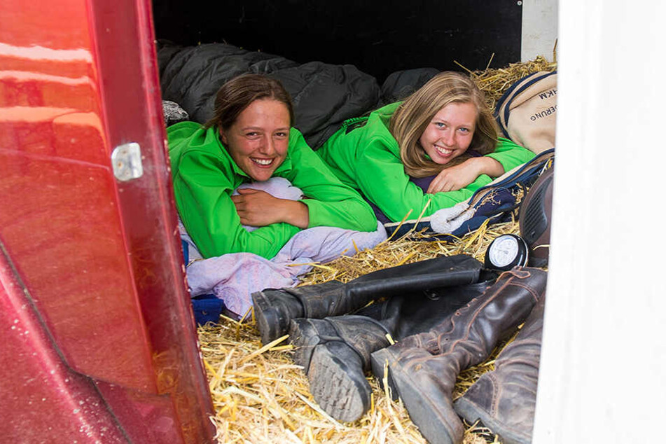 Anne (l.,22) und Isabel (18) schlafen ganz traditionell bei ihren Tieren.