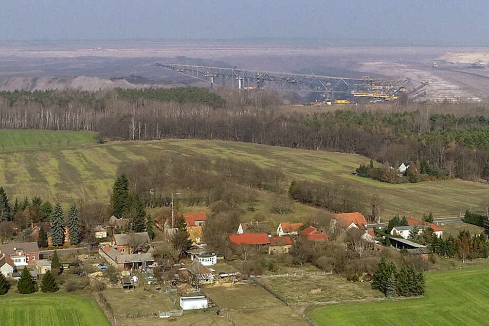 Blick über die Dächer des Ortes Proschim auf den Braunkohletagebau Welzow-Süd der Lausitz Energie Bergbau AG (LEAG). Das Bundeskabinett verabschiedet in seiner Sitzung am 22.05. die Eckpunkte zu Milliarden-Hilfen für den Strukturwandel in den Kohleregione