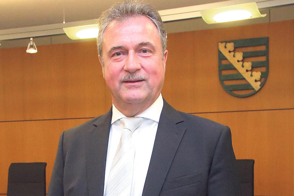 Der Sachse klagt bereits in zweiter Instanz gegen "Sixt", erschien im feinen Anzug am Oberlandesgericht in Dresden.