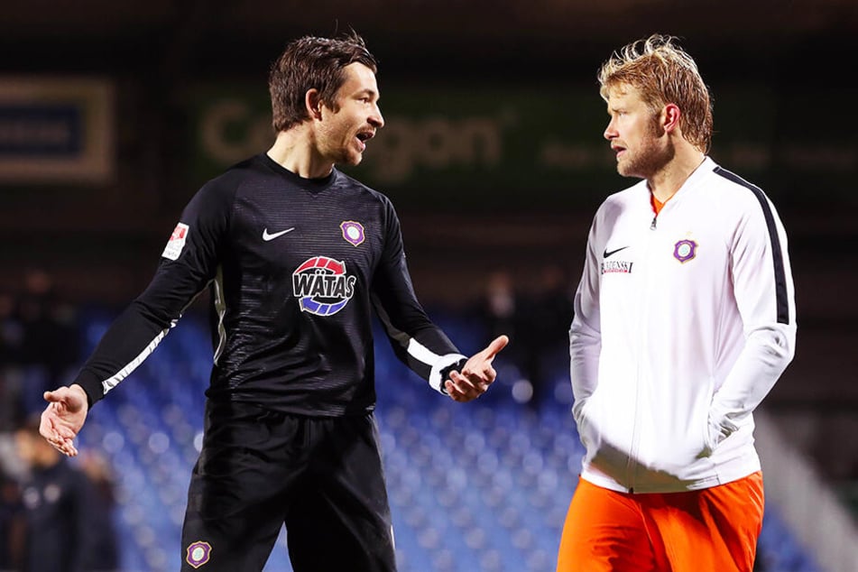 FCE-Keeper Martin Männel (l.) und Jan Hochscheidt diskutierten nach Spielschluss, woran es gelegen haben könnte.