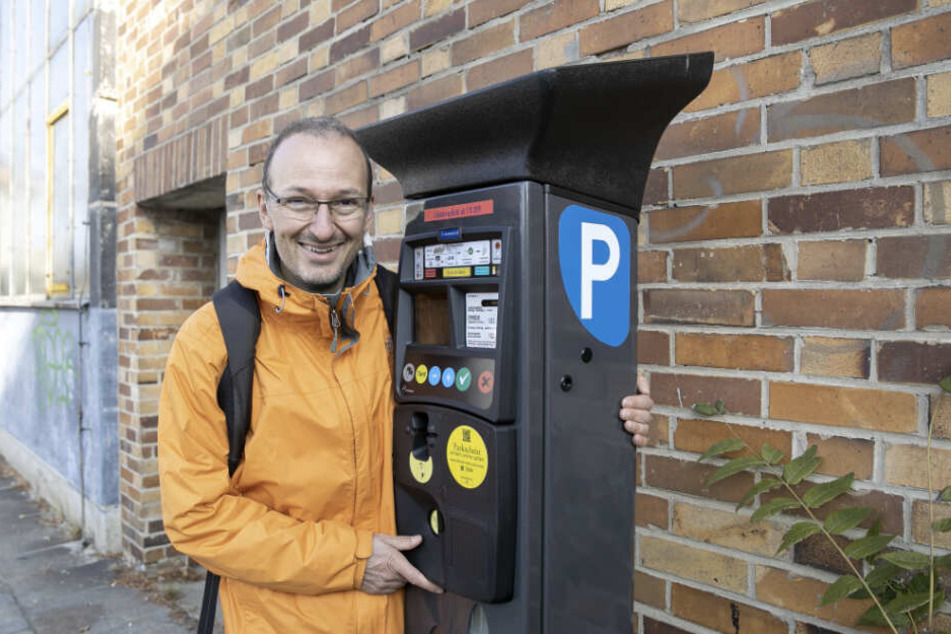 Parkticket gefällig? Der kommissarische Leiter des Straßen- und Tiefbauamtes, Robert Franke (42), an einem der neuen Parkautomaten.