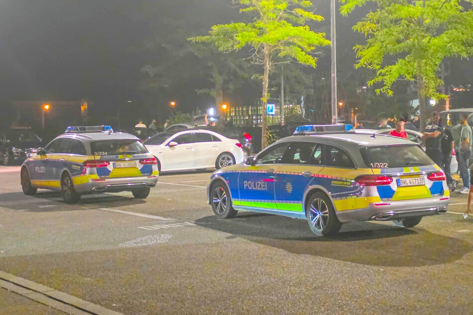Die Polizei rückte schnell an und befragte noch auf dem Parkplatz Zeugen.