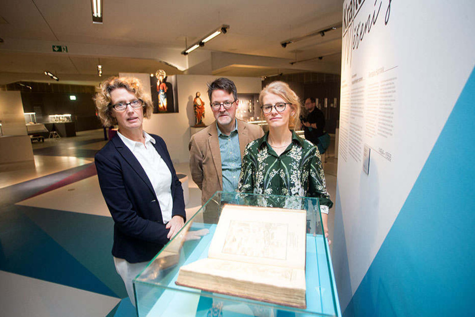 Dr. Sabine Wolfram (58, smac-Direktorin), Dr. Marius Winzeler (47, Direktor Nationalgalerie Prag) und Dr. Doreen Mölders (42, smac-Projektleiterin) präsentieren die Sonderausstellung.