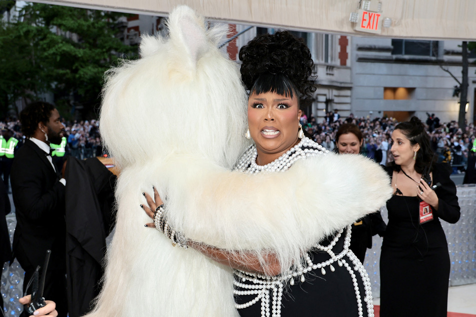 Lizzo got a big hug from a costumed Jared Leto right before treating the 2023 Met Gala to a special show!