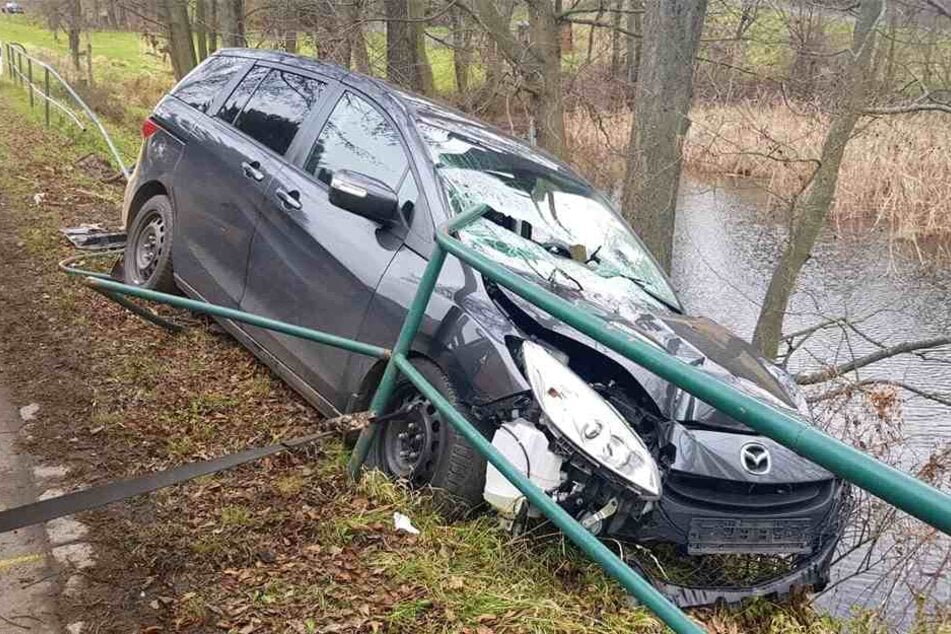 Der Wagen wäre womöglich den Abhang hinuntergestürzt.