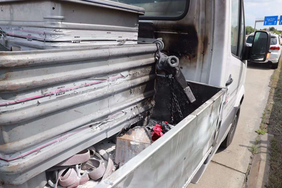 Ein explodierender Leim-Behälter rief gestern die Feuerwehr auf die Autobahn 17.