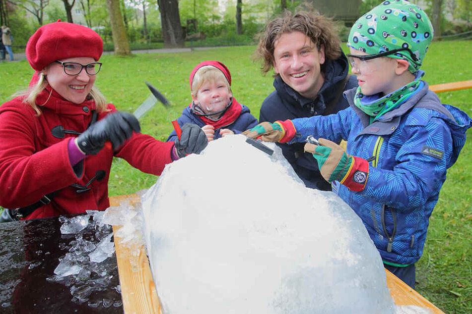 Familie Donath mit Guido (36), Ulrike (33), Friedrich (5), Johann (2) hatten beim Eisblock-Meißeln viel Spaß.