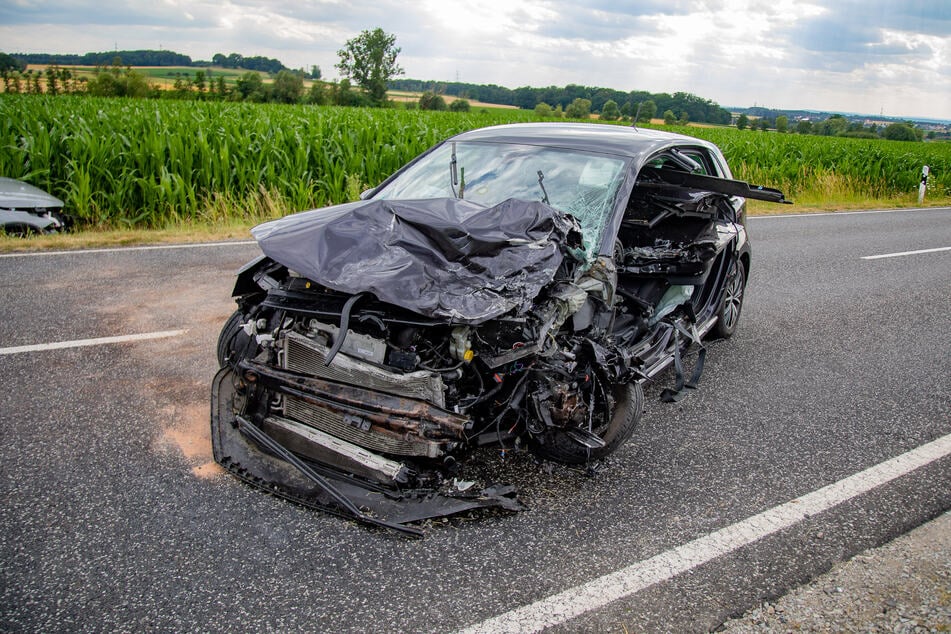 Der VW Polo wurde durch den frontalen Zusammenstoß komplett zerstört.